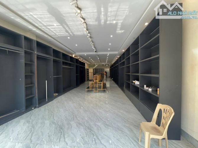 Bán nhà gần sân vận động kinh doanh thuận tiện mặt tiền rộng đường 3 ô tô tránh nhau
