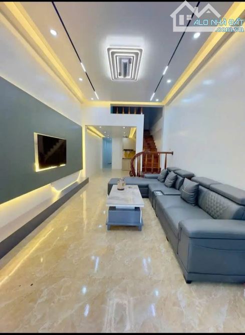 Bán nhà mới xây đã có nội thất chỉ cần kê thêm giường tủ là vào ở ngay gần QT lam Sơn