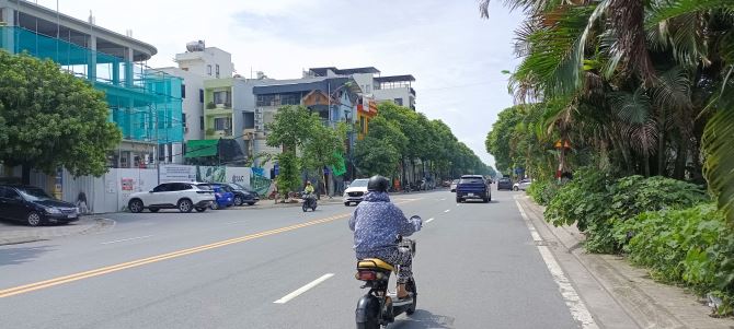 Bán nhanh lô đất Phố Vũ Đức Thận, 122m2, 2 MT rộng, vỉa hè, ô tô tránh, gần Big C