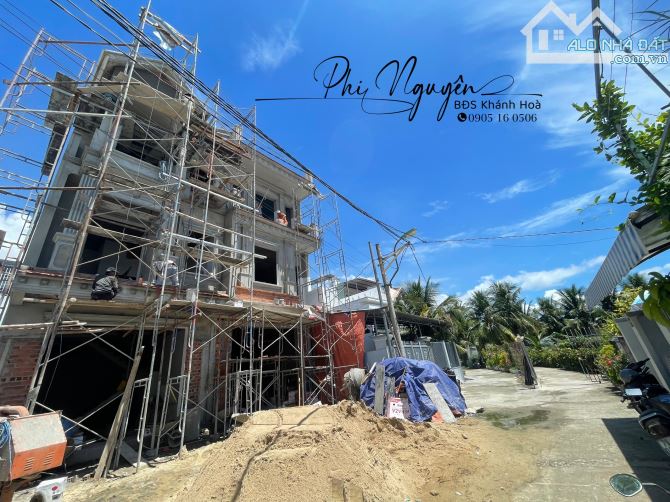 Nhà 3 tầng hướng Đông Nam hẻm Gò Cây Sung Vĩnh Thạnh gần Cầu Bè sổ hoàn công