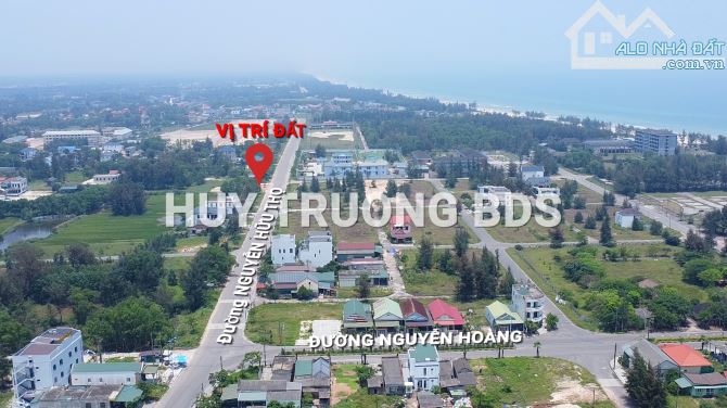 Mặt tiền Nguyễn Hữu Thọ đối diện trục đường nối ra bãi biển Cửa Việt