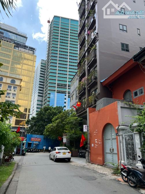 Siêu hiếm Đất vàng NGÔ VĂN NĂM, Q1 – TÒA CHDV CAO CẤP, Dòng tiền 200tr/tháng