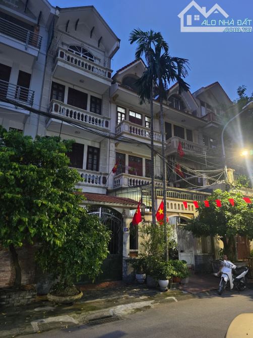 Bán Nhà Phân Lô Nghĩa Đô - Cầu Giấy. Dân xây ở chắc chắn nội thất xịn.