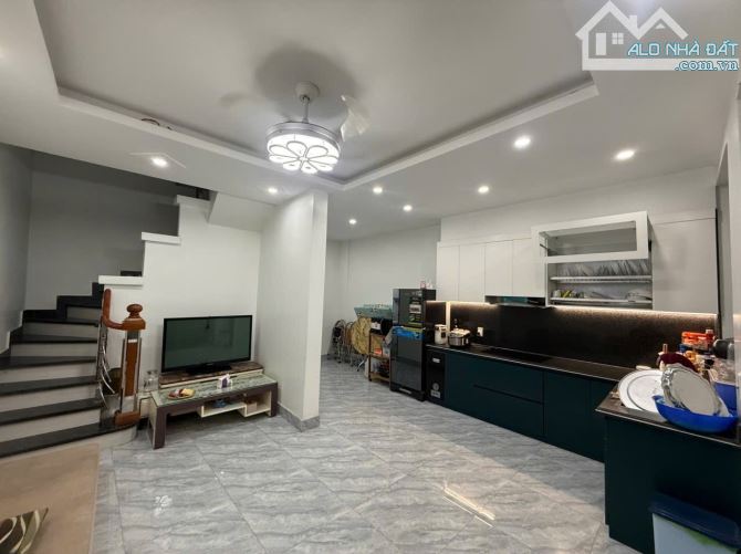 Cho thuê nhà 2tầng tuyến 2 Hồ Sen hiện trạng đẹp ô tô đỗ cửa 24/24