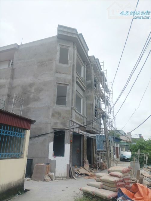 Dãy Nhà 3 tầng - Ngõ thông - Ô tô đỗ cửa - Gần chợ Đông Lãm - Pháp lý rõ ràng
