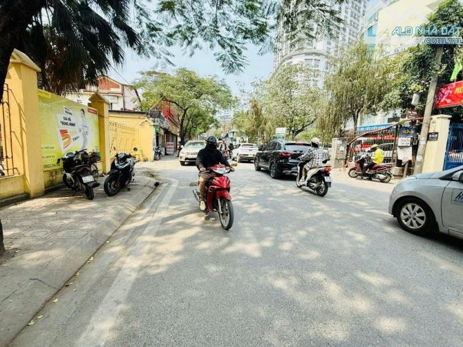 Bán nhà mặt phố Đội Cấn – Ba Đình, 34m² , lô góc 3 thoáng, giá 13.5 tỷ