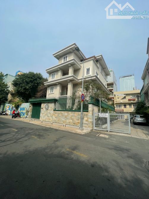 Bán khuôn đất 2MT xây building 4 Nguyễn Thành Ý, Quận 1. (12.5x19m) GPXD hầm 6 tầng 103 tỷ