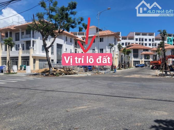 LÔ GÓC ĐỘC BẢN 2MT NGAY CỔNG VÀO TỔ HỢP CAO CẤP SUN COSMO