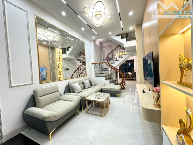BÁN GẤP NHÀ NGUYÊN HỒNG Ô TÔ ĐỖ CỬA-2 MẶT TIỀN-NGÕ THÔNG 52M 4 TẦNG 16,8 TỶ KINH DOANH