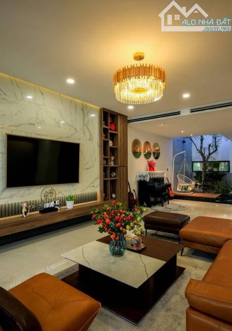 Nhà đẹp Việt Hưng, Long Biên: 45m2, 6 tầng, hơn 8 tỷ, thang máy, ô tô, kinh doanh
