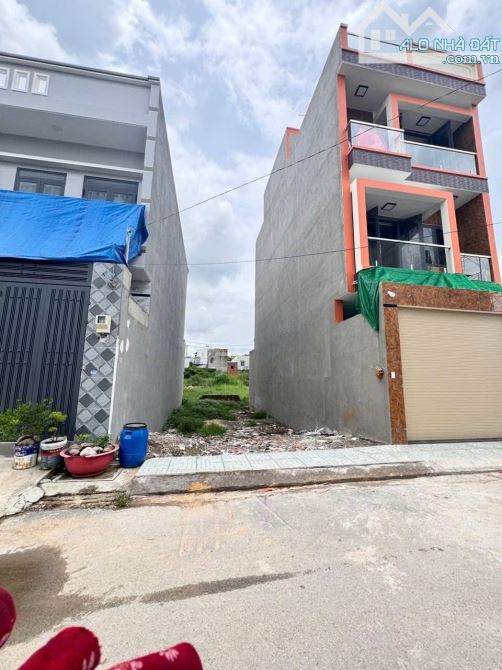Bán đất thổ cư Hóc Môn 76m2, giá 2 tỷ3