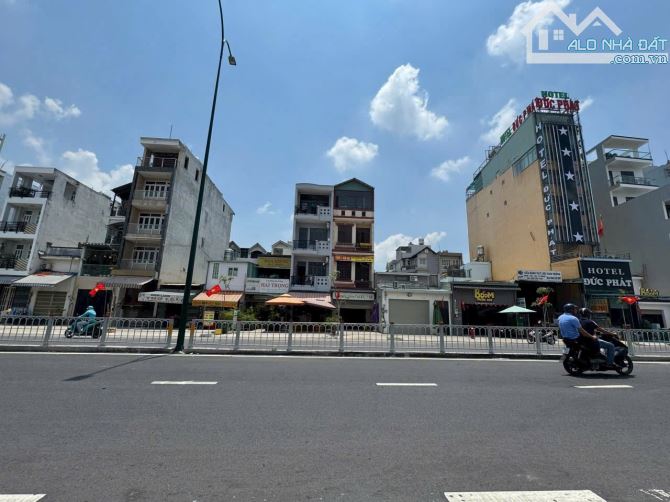 Mặt tiền Dương Quảng Hàm, trệt 2 lầu sân thượng đường 40m giá 16,5 tỷ