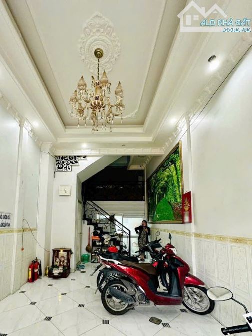 Nhà 5 tầng MT chợ Nguyễn Thị Tần P2 Q8, Giá : 11 Tỷ (TL)