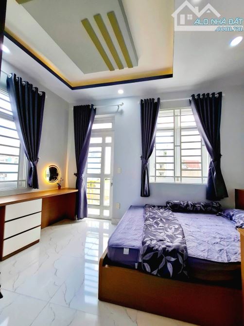 Bán nhà Lạc Long Quân Tân Bình sát hẻm ô tô, 5 tầng, full nội thất,vị trí VIP, chỉ 5.X tỷ.