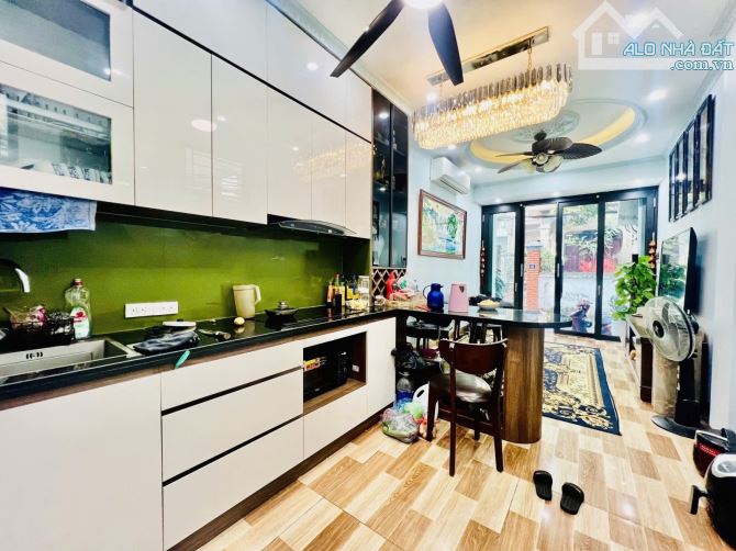 Bán nhà Bát Khối 40m2 vị trí đẹp lô góc đủ nội thất thang máy 9 tỷ