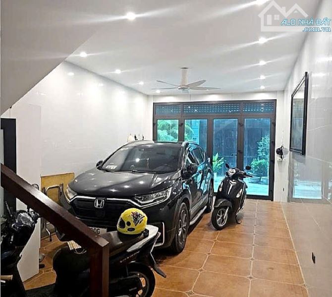 XEM NGAY NHÀ CẦU GIẤY 60m2. GARA Ô TÔ - PHÂN LÔ Ô TÔ TRÁNH - GẦN PHỐ + VĂN PHÒNG