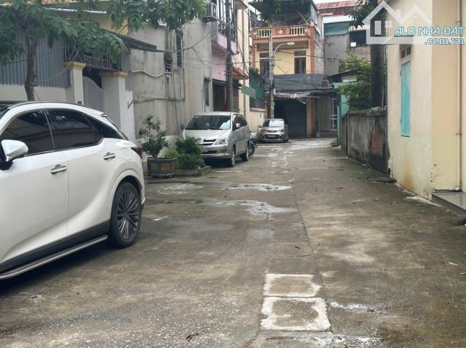 Đất Đông Mỹ ngay sân bóng oto tránh nhau vào đất
