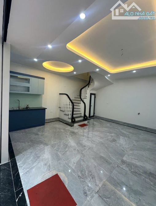 Bán nhà Thạch Bàn, Long Biên 33m2, 5 tầng, ô tô đỗ gần, 6.3 tỷ