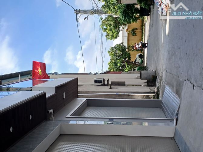 TRUNG TÂM TRÂU QUỲ; SẴN NHÀ CẤP 4; ĐƯỜNG Ô TÔ 24 CHỖ VÀO NHÀ; 2 THOÁNG