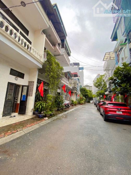 Bán nhà Đức Giang Long Biên 62m 3T 11,8 tỷ ô tô tránh đỗ, vỉa hè