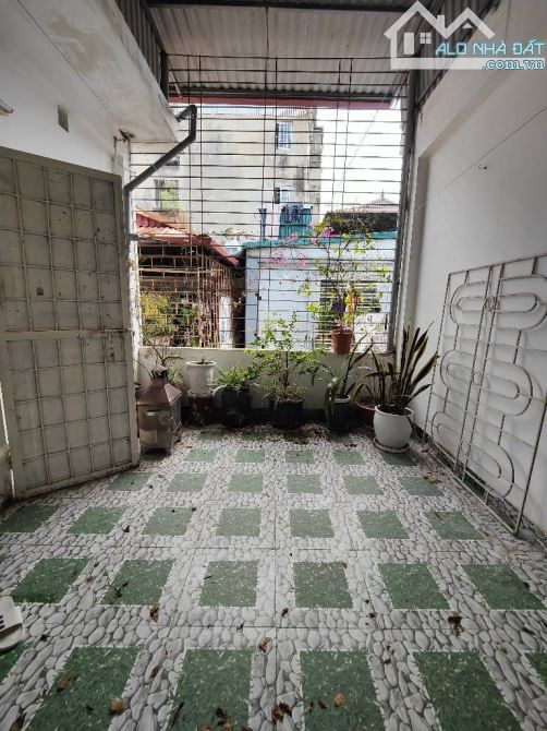 Bán nhà Lĩnh Nam. Nhỏ xinh - ngõ thông - cách phố 50M - sổ riêng - đủ công năng. - 11