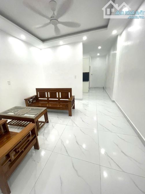 BÁN NHÀ 2 TẦNG, ĐỘC LẬP DÂN XÂY Ở, NẰM TRONG NGÕ CÁCH ĐƯỜNG TRƯƠNG VĂN LỰC 30m - 1