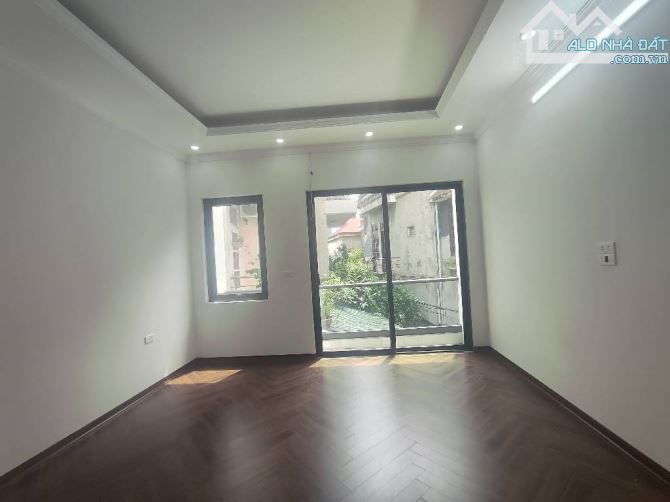 Bán Nhà Hoa Lâm Việt Hưng, DT: 41m2, có Thang Máy, Nhà mới, Ở Ngay, Giá hơn 8 tỷ. - 1