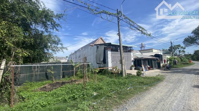BÁN GẤP ĐẤT - DT: 304M2 - ĐẤT ĐẸP THÍCH HỢP XÂY NHÀ VƯỜN - 2,6 Tỷ - 1