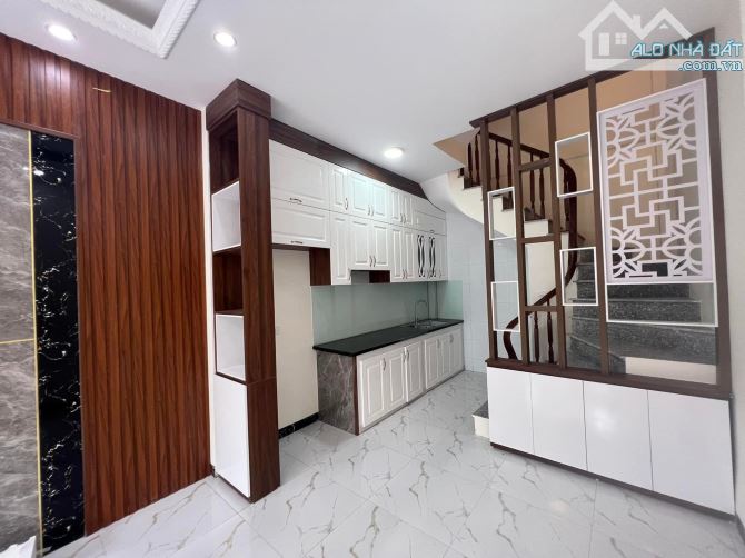 Nhà 5 tầng giá thấp nhất trong đê-Ngõ rộng.Chủ cần tiền bán gấp-Đảm bảo giá cực tốt - 1