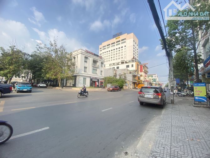BÁN Nhà góc 2 mặt tiền Phạm Văn Thuận ,ngang hơn 8m shr full thổ cư - 1