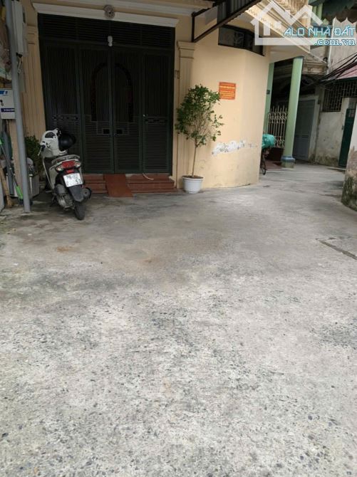 Cho thuê lâu dài nhà 3,5 tầng, ngõ 128C Đại La gần trường tiểu học Đồng Tâm, ô tô đỗ cửa