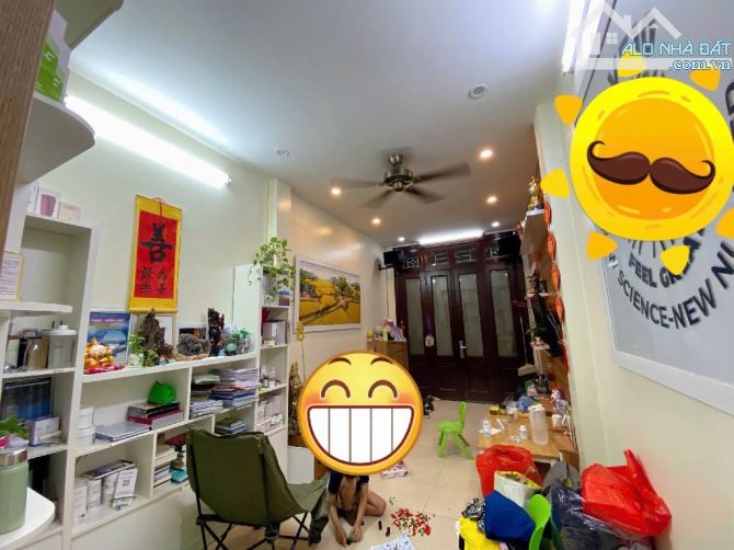 - Bán nhà Cầu Giấy, 10m ô tô, sát phố, nội thất xịn sò, 30m2, 9.3 tỷ. - 1
