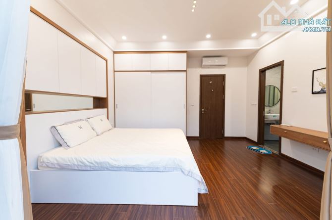 Bán nhà Ngô Gia Tự, Long Biên: 38m2, 5 tầng, hơn 5 tỷ, sát phố, ô tô, lô góc, ở ngay - 1