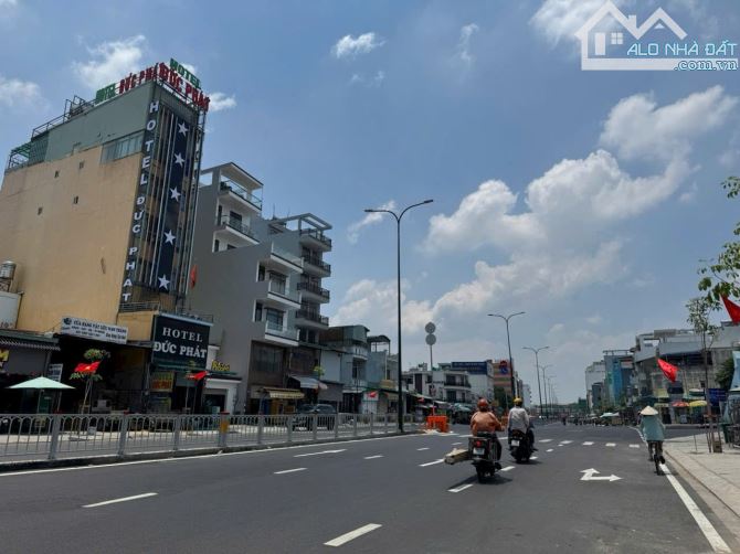 Mặt tiền Dương Quảng Hàm, trệt 2 lầu sân thượng đường 40m giá 16,5 tỷ - 1
