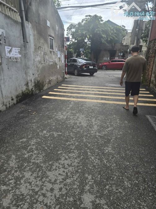 Đất Đông Mỹ ngay sân bóng oto tránh nhau vào đất - 1