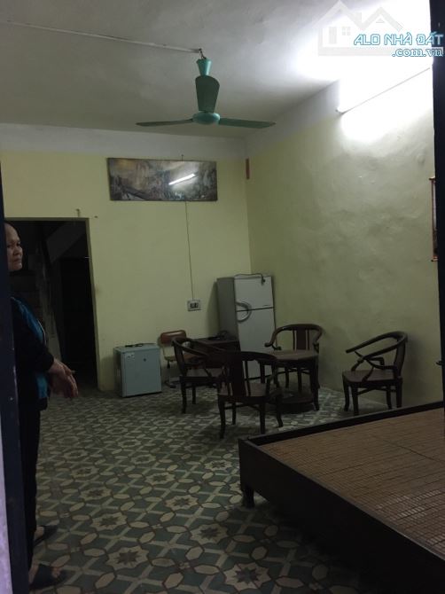Cho thuê căn tập thể địa chất ngõ 1150 đường Láng, Láng Thượng, Đống Đa. DT 40m x 2 tầng, - 1