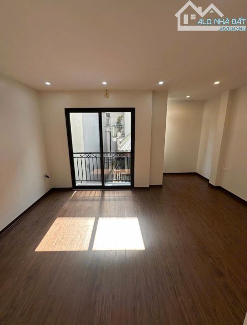 Bán nhà Thạch Bàn, Long Biên 33m2, 5 tầng, ô tô đỗ gần, 6.3 tỷ - 1
