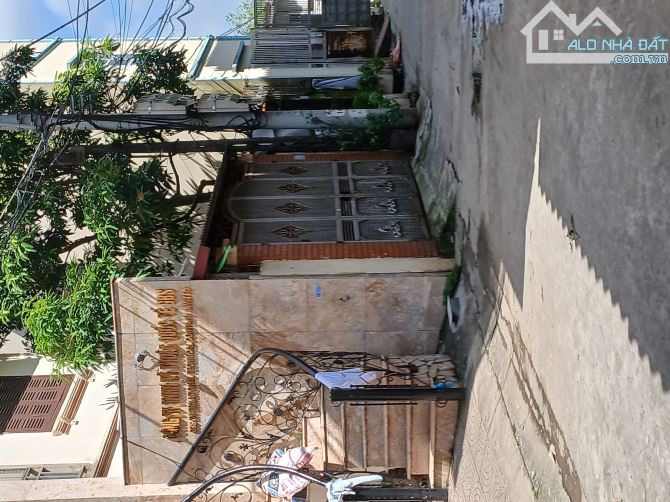 TRUNG TÂM TRÂU QUỲ; SẴN NHÀ CẤP 4; ĐƯỜNG Ô TÔ 24 CHỖ VÀO NHÀ; 2 THOÁNG - 1