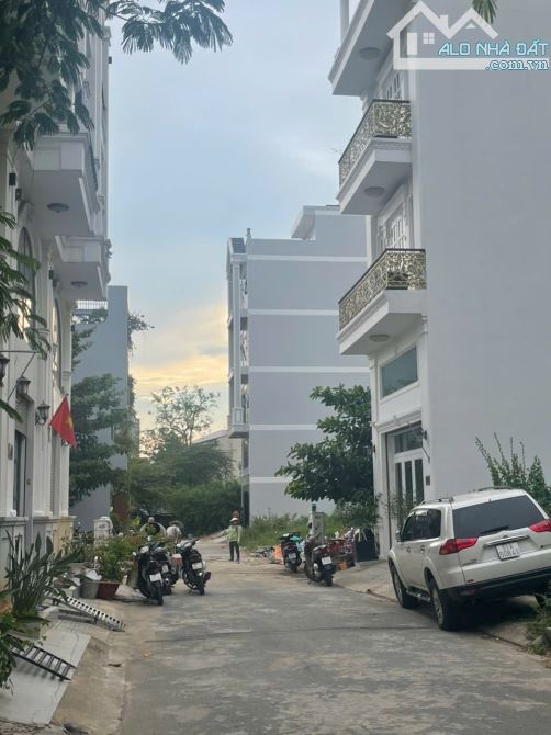 Đất đường Hoàng Quốc Việt, 5x12=60m2 vị trí đẹp  giá 7.2 tỷ - 6