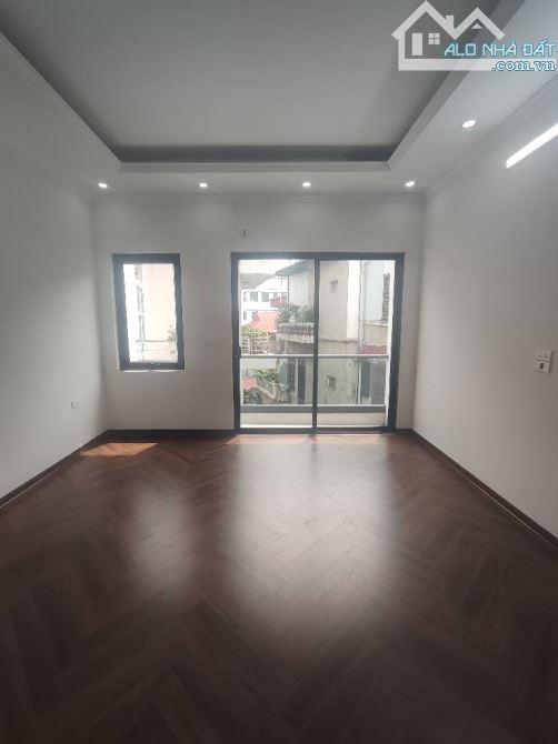 Bán Nhà Hoa Lâm Việt Hưng, DT: 41m2, có Thang Máy, Nhà mới, Ở Ngay, Giá hơn 8 tỷ. - 2