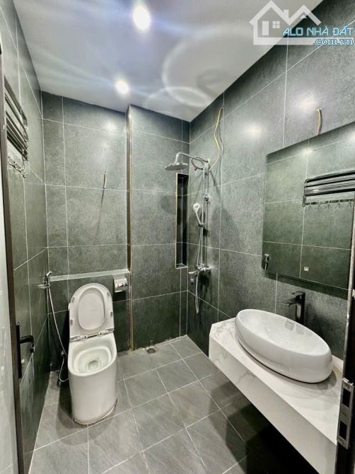 Phan Đình Giót - Trường Chinh - 40m2 - 5m ra mặt phố vỉa hè ô tô tránh - Nhà nở hậu đẹp - 2