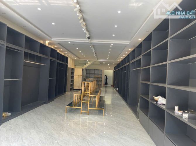 Bán nhà gần sân vận động kinh doanh thuận tiện mặt tiền rộng đường 3 ô tô tránh nhau - 2
