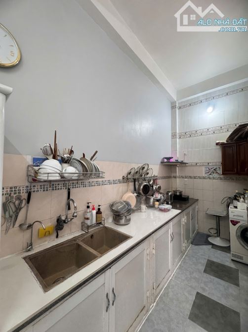 Căn nhà đẹp hẻm Thông Dã Tượng và Hoàng Diệu, cách Biển chỉ 300m.
Dt gần 70m2 Giá bán - 2