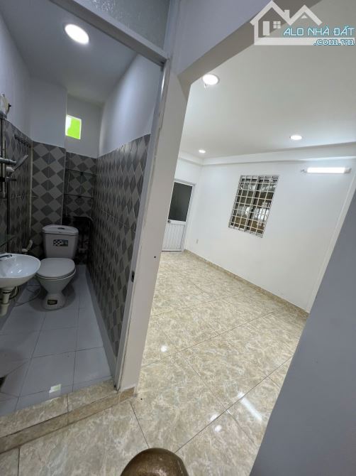 (2PN, 3WC), Nhà 128/9B Nguyễn Chí Thanh Q10, (5x6m 2L), Giá 9TR - 2