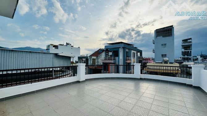 Bán nhà đẹp đường Phan Vinh, Nha Trang cách Biển 900m, giá rẻ. Gần công viên cách 100m - 2