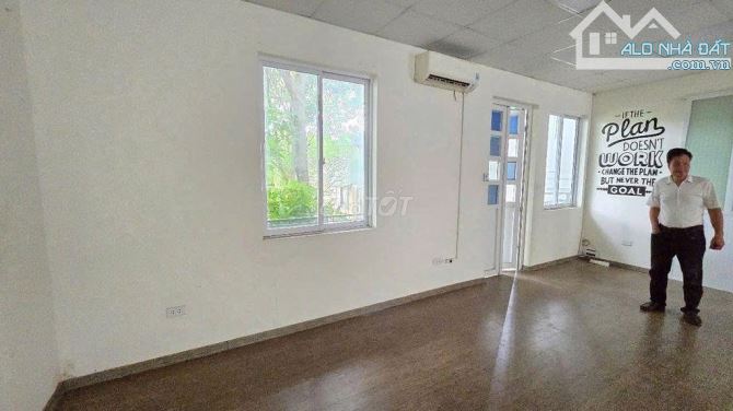 Cho thuê nhà 3 tầng ngõ Hoàng Cầu – 70m² + sân 250m², MT 6m, giá 37tr/tháng - 2