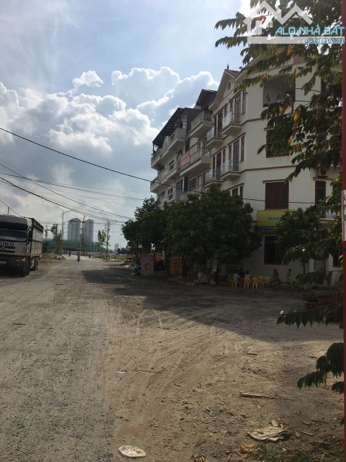 Lô đất  đẹp 60 m2, sổ đỏ, tại khu  dịch vụ Yên Vĩnh, gần vành đai 3.5 và đường 32, ô tô đỗ - 2