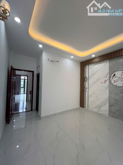 - Bán nhà Cầu Giấy, 10m ô tô, sát phố, nội thất xịn sò, 29m2, 9 tỷ. - 2