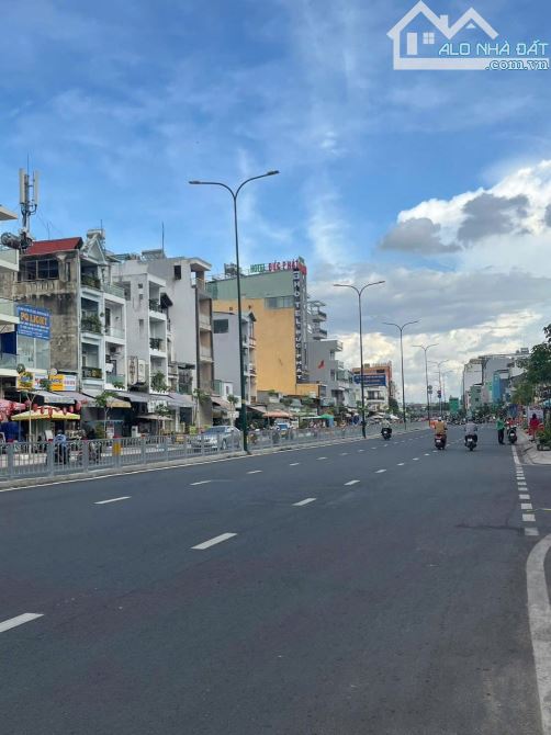 Mặt tiền Dương Quảng Hàm, trệt 2 lầu sân thượng đường 40m giá 16,5 tỷ - 2
