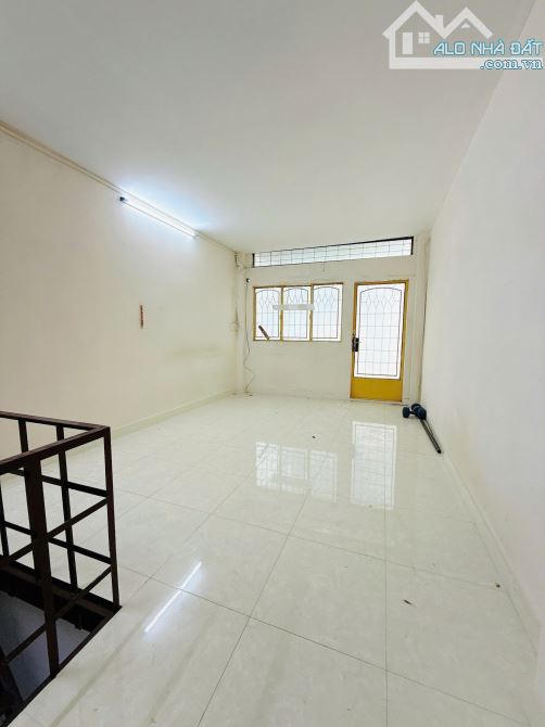 Nhà hẻm thẳng cách mặt tiền Dương Bá Trạc vài bước chân P.Chánh Hưng - 2
